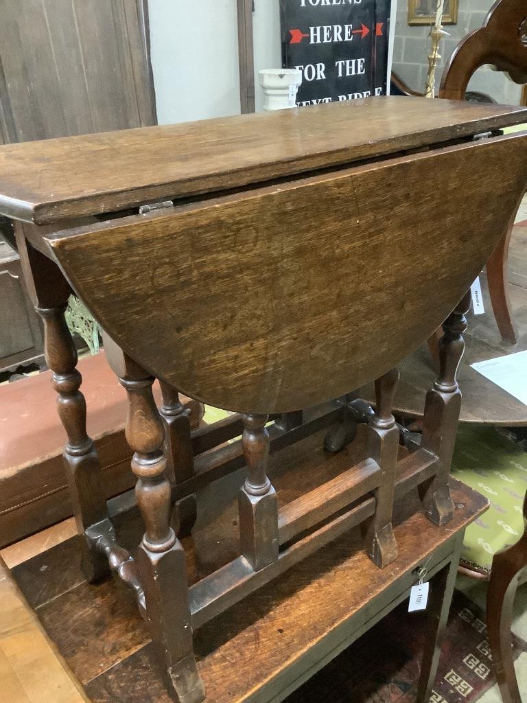 A small early 18th century oak gateleg table, width 76cm, 89cm extended, height 73cm